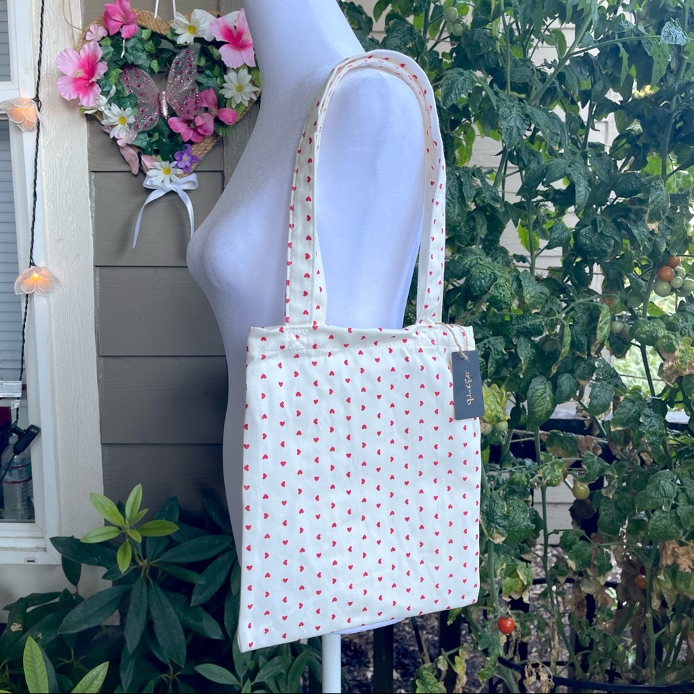 Brandy Melville heart tote bag. ❤︎︎
Brand new / un-used and with tag attached!
